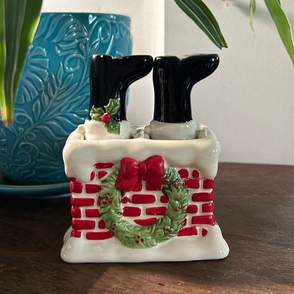Santa Boots Salt & Pepper Shaker Set Claus Down the Chimney Christmas